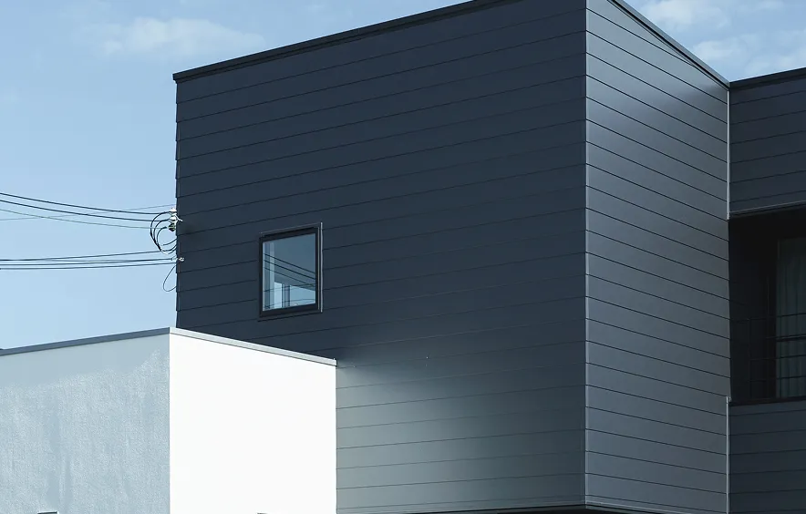 木の質感と土間がつくる自然を感じられる家の画像